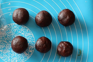 7、蛋黄酥,做好的豆沙蛋黄馅