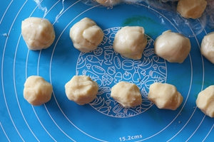 8、蛋黄酥,将松弛好油皮分割成18克一个，油酥分割成12克一个