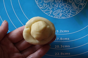 9、蛋黄酥,将油酥包入油皮里，慢慢的往上推