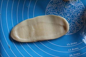 11、蛋黄酥,用擀面杖葱中间向两边擀开