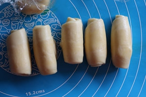 13、蛋黄酥,继续垂直擀开卷起，松弛30分钟