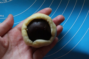 15、蛋黄酥,用虎口慢慢往上收口