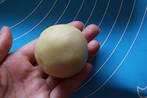 16、蛋黄酥,收口捏紧