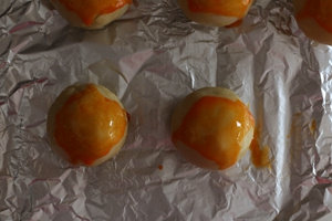 17、蛋黄酥,放入烤盘，表面刷蛋黄液