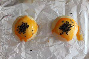 18、蛋黄酥,撒黑芝麻