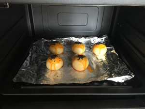 19、蛋黄酥,放入烤箱