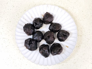 3、紫薯芝麻饼,按照每个20克，准备10个枣泥球