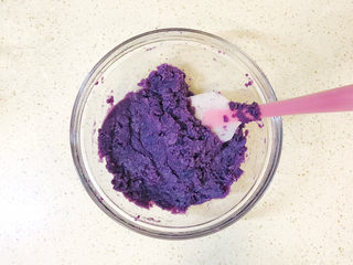 8、紫薯芝麻饼,继续压碎，搅拌均匀