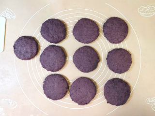 17、紫薯芝麻饼,再按压成圆饼