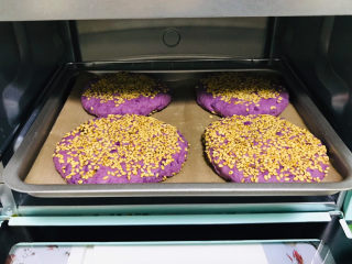 20、紫薯芝麻饼,烤箱200度，15分钟就可以烤熟了