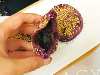 24、紫薯芝麻饼,看看内馅儿，诱惑吧