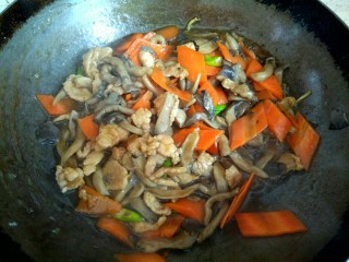 13、蘑菇小炒,大火烧开，翻炒均匀关火