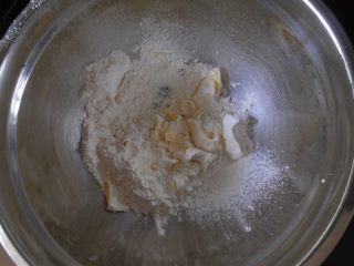 6、蛋黄酥黄油版,然后将油酥材料放进一个盆子里(黄油是软化的状态丢进去的)