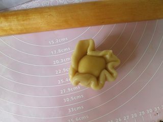 11、蛋黄酥黄油版,然后将油酥放在油皮中间包起来