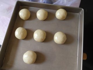 13、蛋黄酥黄油版,将所有包好的面团 盖上保鲜膜送入冰箱冷藏松弛20分钟