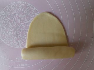 15、蛋黄酥黄油版,由上而下的卷起