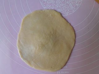 22、蛋黄酥黄油版,擀平擀成中间厚 四周薄的圆片