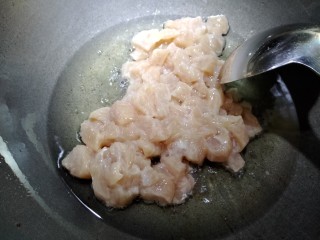 5、宫保鸡丁,锅烧热，多放点色拉油。把鸡丁放入，中小火滑油下。