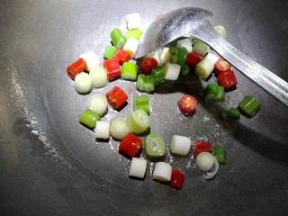 7、宫保鸡丁,锅内放入少许色拉油，把大葱美人椒放入煸香。