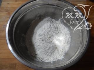 2、炼乳馒头 ,加入面粉