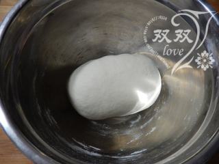 4、炼乳馒头 ,揉成团，放入盆内，盖保鲜膜，静置温暖处，发酵至2倍大