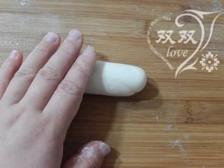8、炼乳馒头 ,取一个面剂，用手搓匀