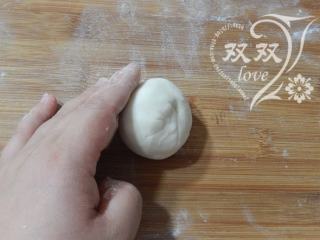 9、炼乳馒头 ,用手收拢截面，将截面朝下，滚圆