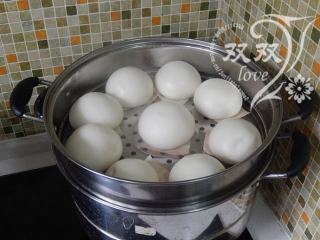 12、炼乳馒头 ,开火，将水烧开，自出热气开始计时，15分钟关火，焖3-5分钟开盖即可