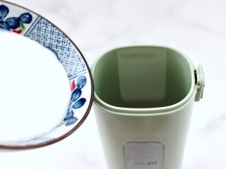 3、火龙果蔓越莓麦片酸奶昔,先把自制酸奶倒入榨汁杯中，记住留一些酸奶最后用。