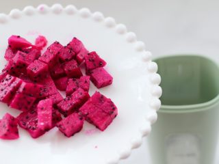 4、火龙果蔓越莓麦片酸奶昔,再放入火龙果丁。