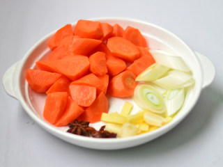 1、胡萝卜羊肉煲,胡萝卜切块，姜切丝，蒜切片，大葱切段，八角洗净