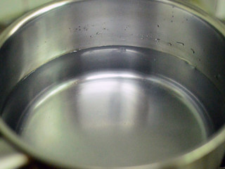 2、胡萝卜羊肉煲,准备好一锅水