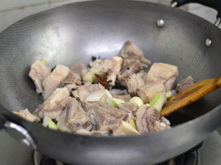 6、胡萝卜羊肉煲,放羊肉块煸炒