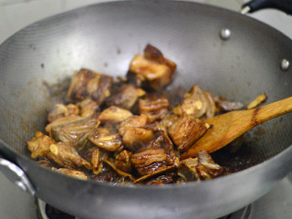 7、胡萝卜羊肉煲,调入生抽、老抽、料酒