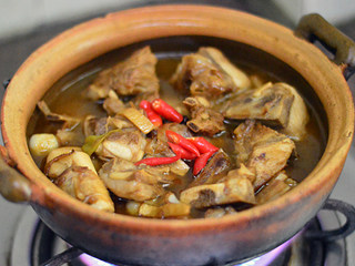 9、胡萝卜羊肉煲,转入砂锅中，加入小米辣，大火烧开，小锅煲50分钟