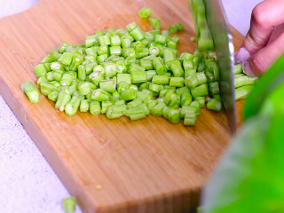 2、肉末炒豆角,豆角洗净沥干水份后却成小细圈