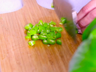 3、肉末炒豆角,青椒切成圈