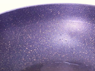 4、肉末炒豆角,炒锅中放入食用油适量