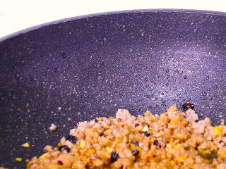 7、肉末炒豆角,翻炒均匀