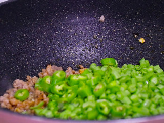 8、肉末炒豆角,加入豆角和青椒