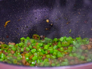 9、肉末炒豆角,炒至豆角熟透