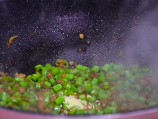 10、肉末炒豆角,加入生抽、盐、鸡精