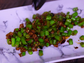 12、肉末炒豆角,起锅装盘即可