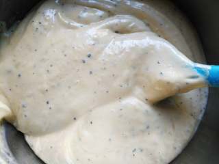 9、百香果蜂蜜纸杯蛋糕,用刮刀翻拌均匀