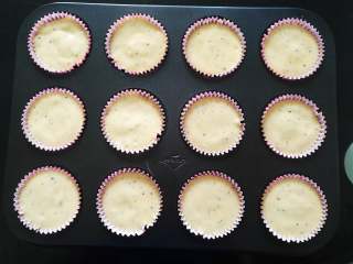 10、百香果蜂蜜纸杯蛋糕,将蛋糕糊倒入模具中，用力震几下