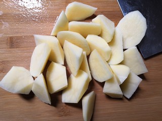 2、香烤土豆塔,切滚刀块。
