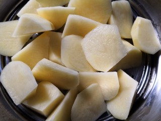 3、香烤土豆塔,放入蒸锅。