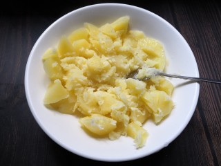 5、香烤土豆塔,把蒸熟的土豆放入一个大碗中稍微压一下。
