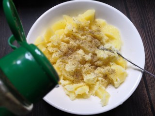 6、香烤土豆塔,加入适量胡椒粉。