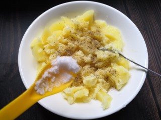 7、香烤土豆塔,加入适量盐。